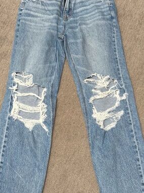 American Eagle Outfitters Light Blue Distressed boyfriend jeans sz 2